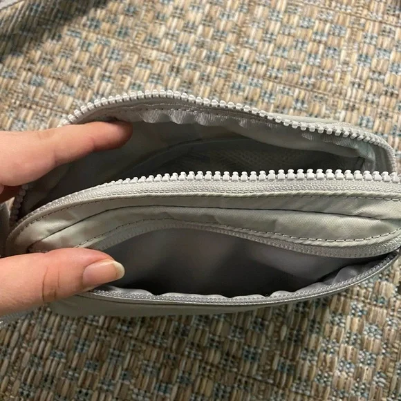 Lululemon Athletica Gray Belt Bag with Adjustable Straps - Picture 6 of 7